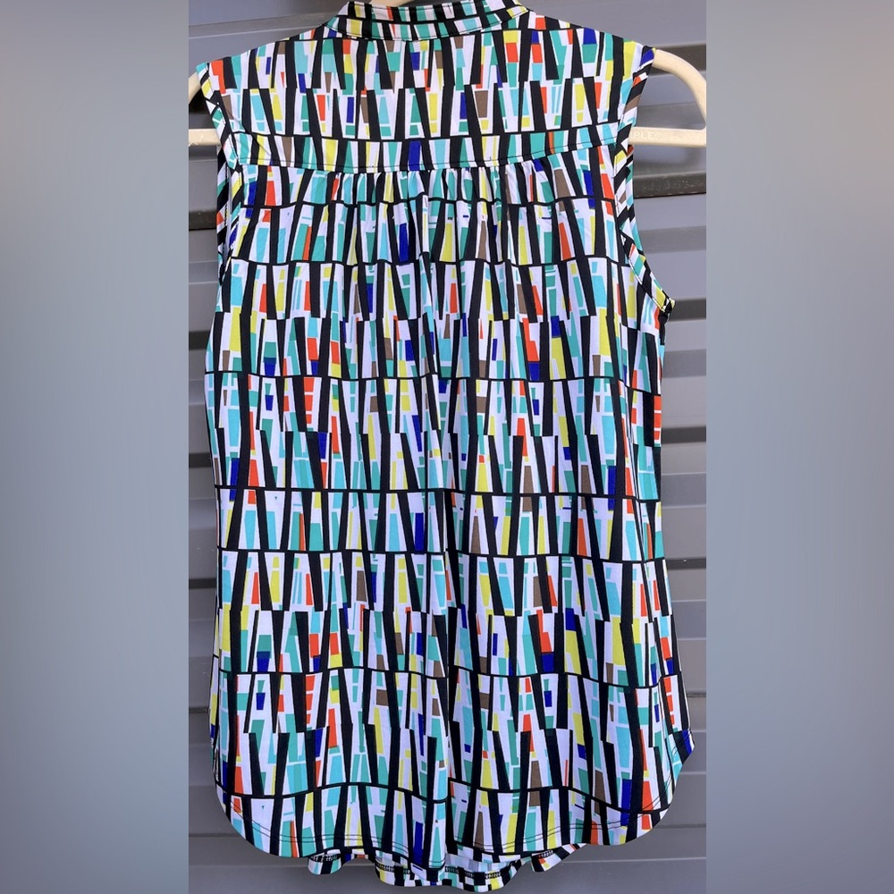 Chill Out!  NEW DIRECTIONS (EUC, Size S) Sleeveless Top in Geometric Print - Picture 3 of 6